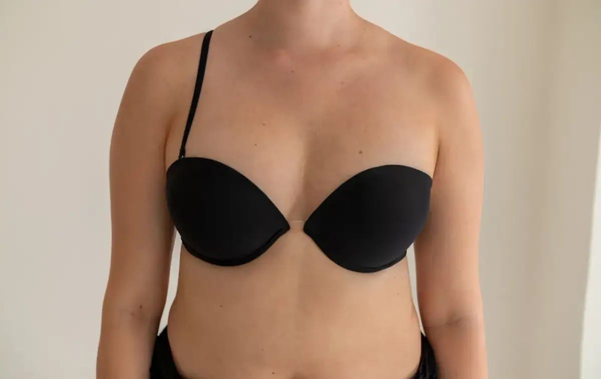 Ukryj ramiączka stanika: Sprawdzone sposoby na każdy dekolt