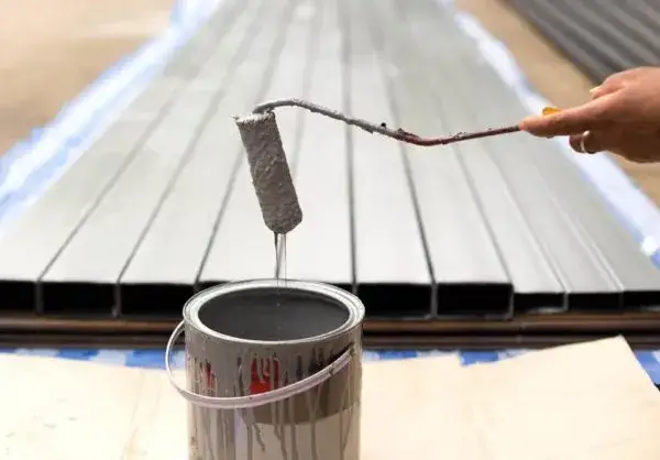 Czym malować konstrukcje stalowe, aby uniknąć korozji i uszkodzeń?