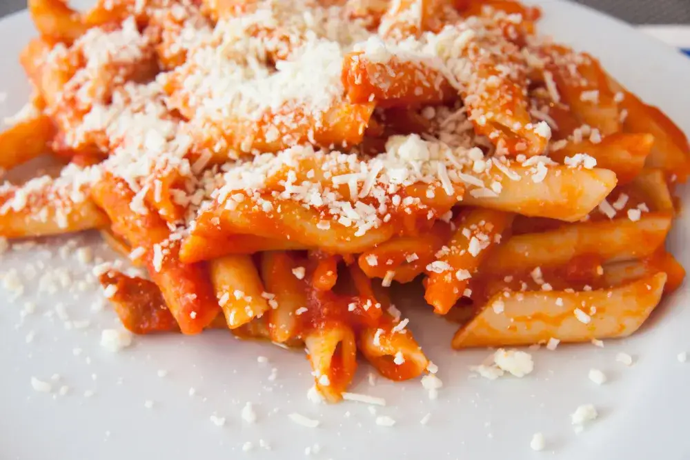 Szybki przepis na makaron penne z pomidorami, który zachwyci smakiem