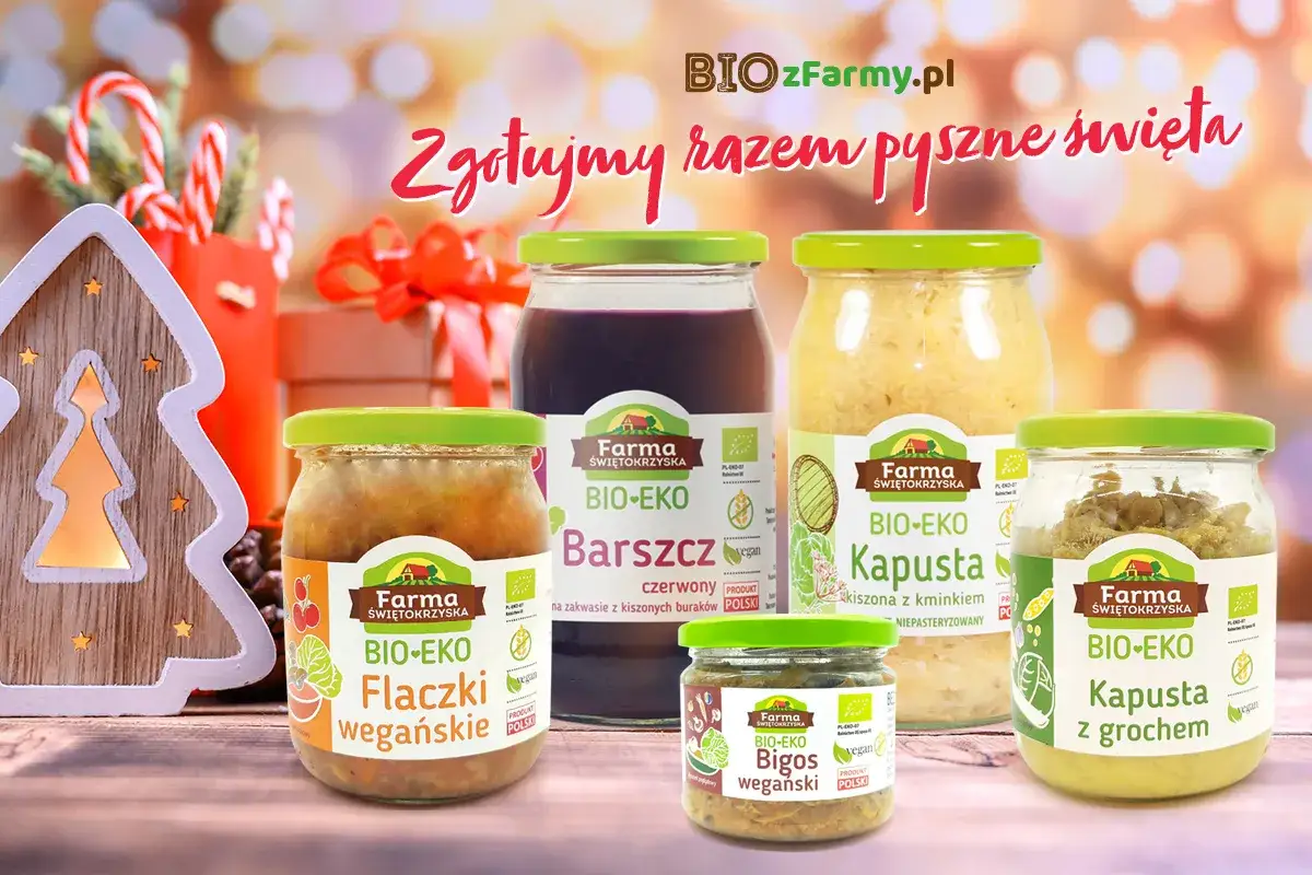 Słoiki z kiszonkami i sokiem BIO od Farmy Świętokrzyskiej na tle świątecznych dekoracji.