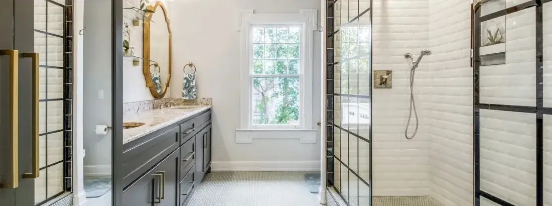 Jak urządzić wąską łazienkę z oknem? 10 sprytnych pomysłów