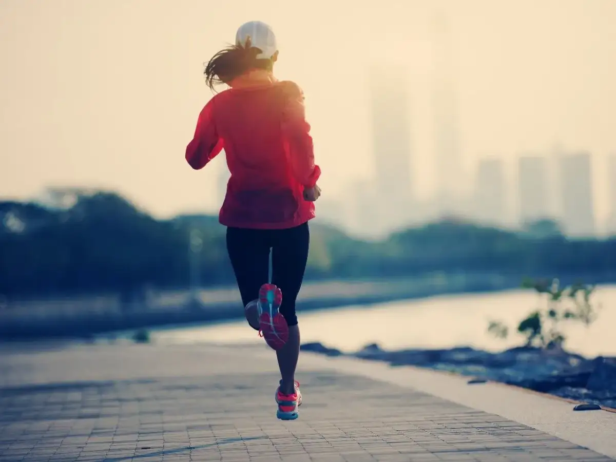 Zimowa czapka do biegania: Jak wybrać oddychającą i nie przegrzać się?