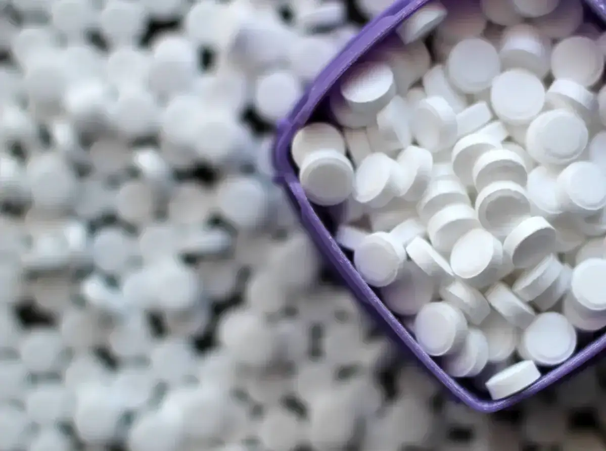 Mnóstwo białych tabletek, przypominających słodzik. Dyskusja o aspartam szkodliwość trwa, a te tabletki budzą pytania.