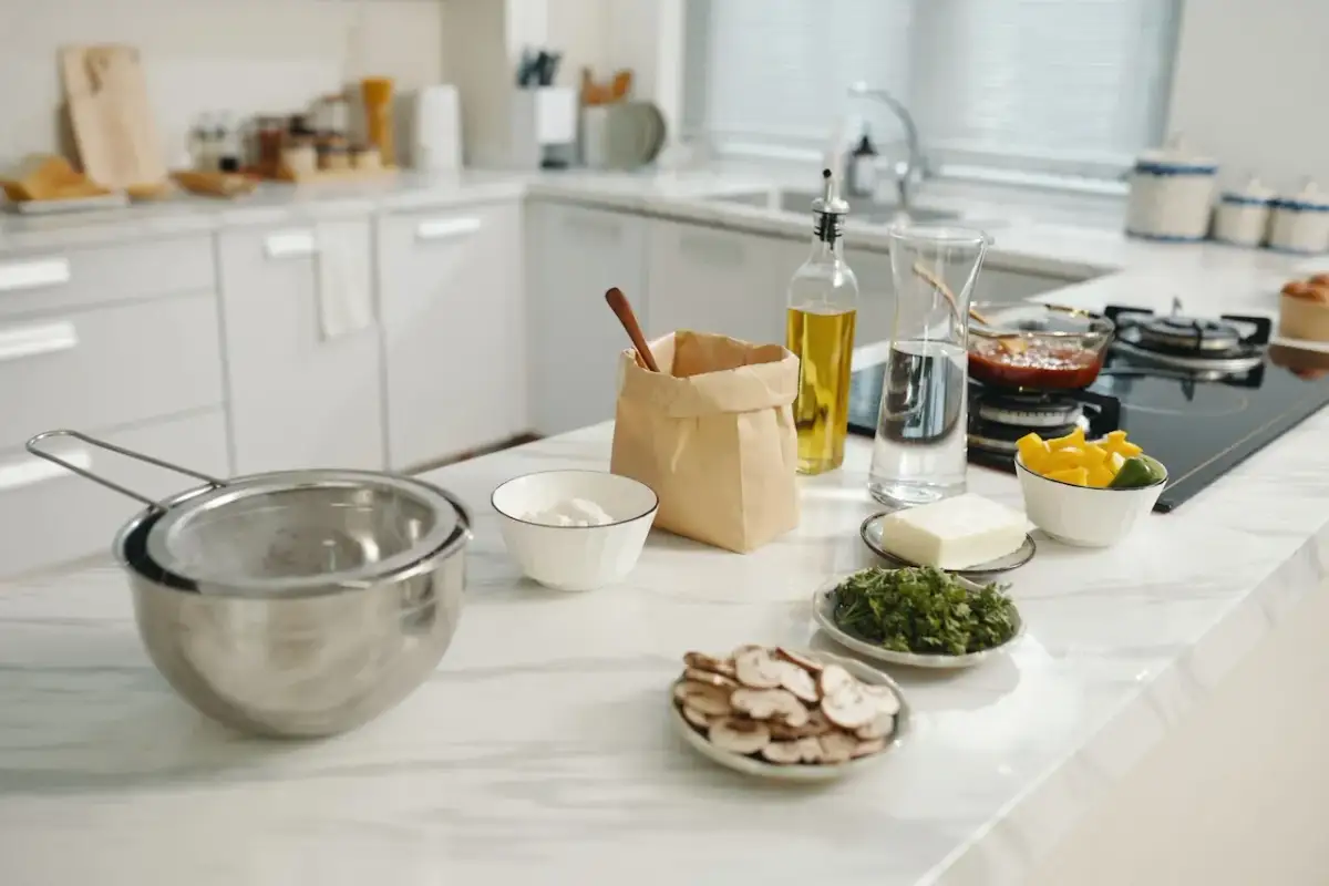 Jak dobrać blat do podłogi w kuchni? Porady ekspertki Nikola Sikorska