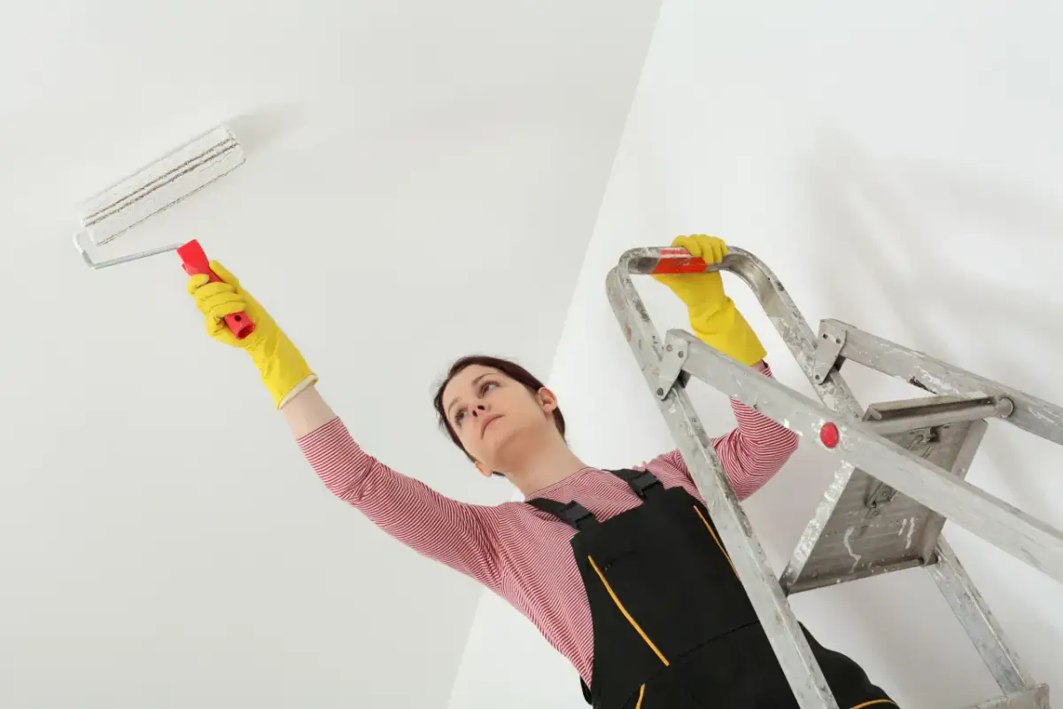 Czy umyć sufit przed malowaniem? Oto co musisz wiedzieć, aby uniknąć problemów