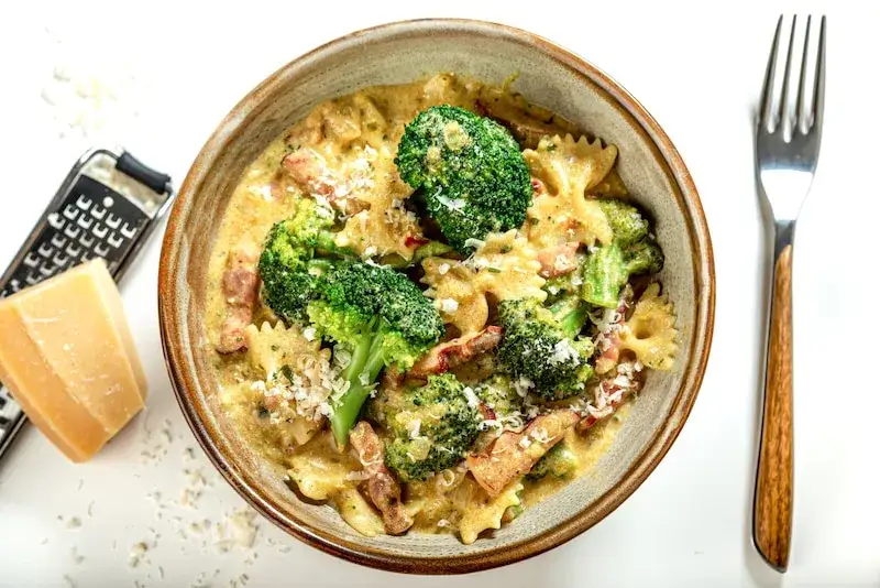 Prosty i zdrowy sos z jogurtu naturalnego do makaronu – szybki przepis bez błędów