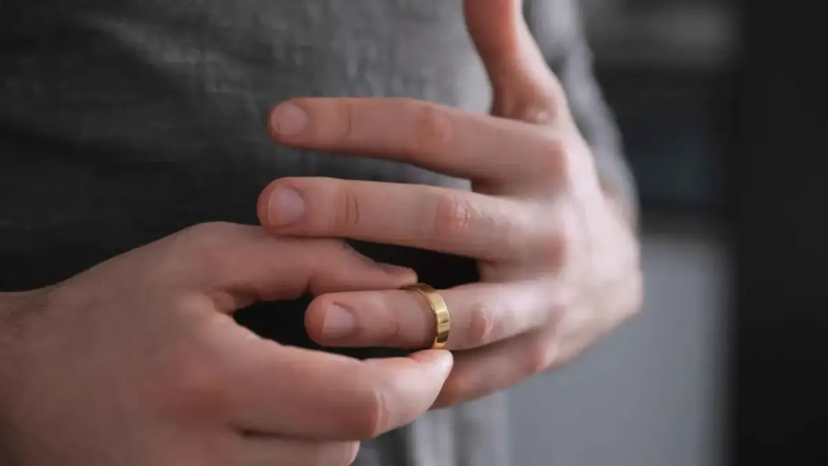 Dlaczego złota obrączka brudzi palec? Poznaj 5 przyczyn i rozwiązań