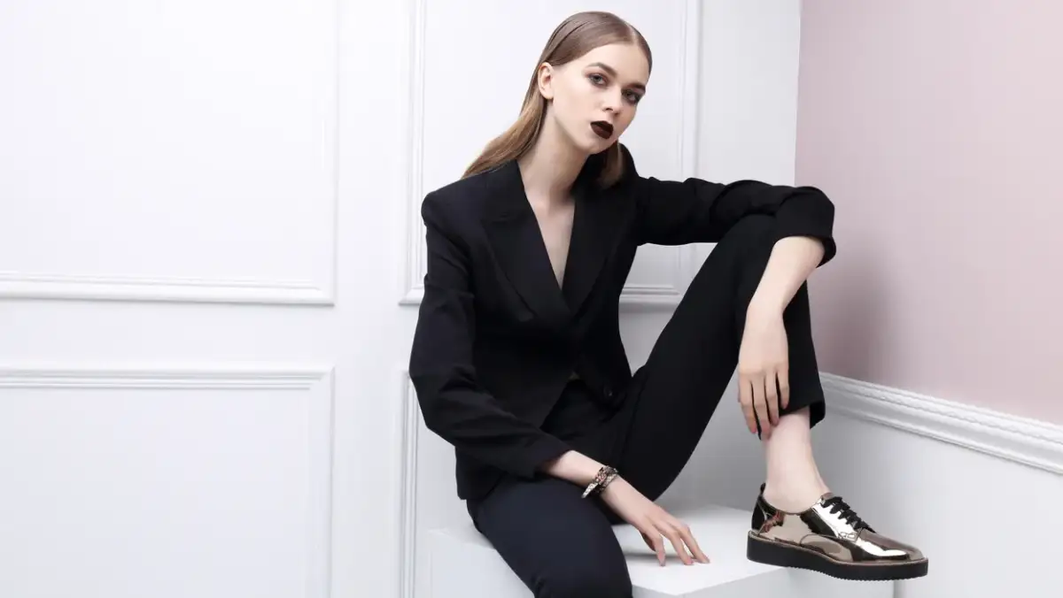 Jaką marynarkę damską wybrać do czarnej koszuli, aby zachwycić?