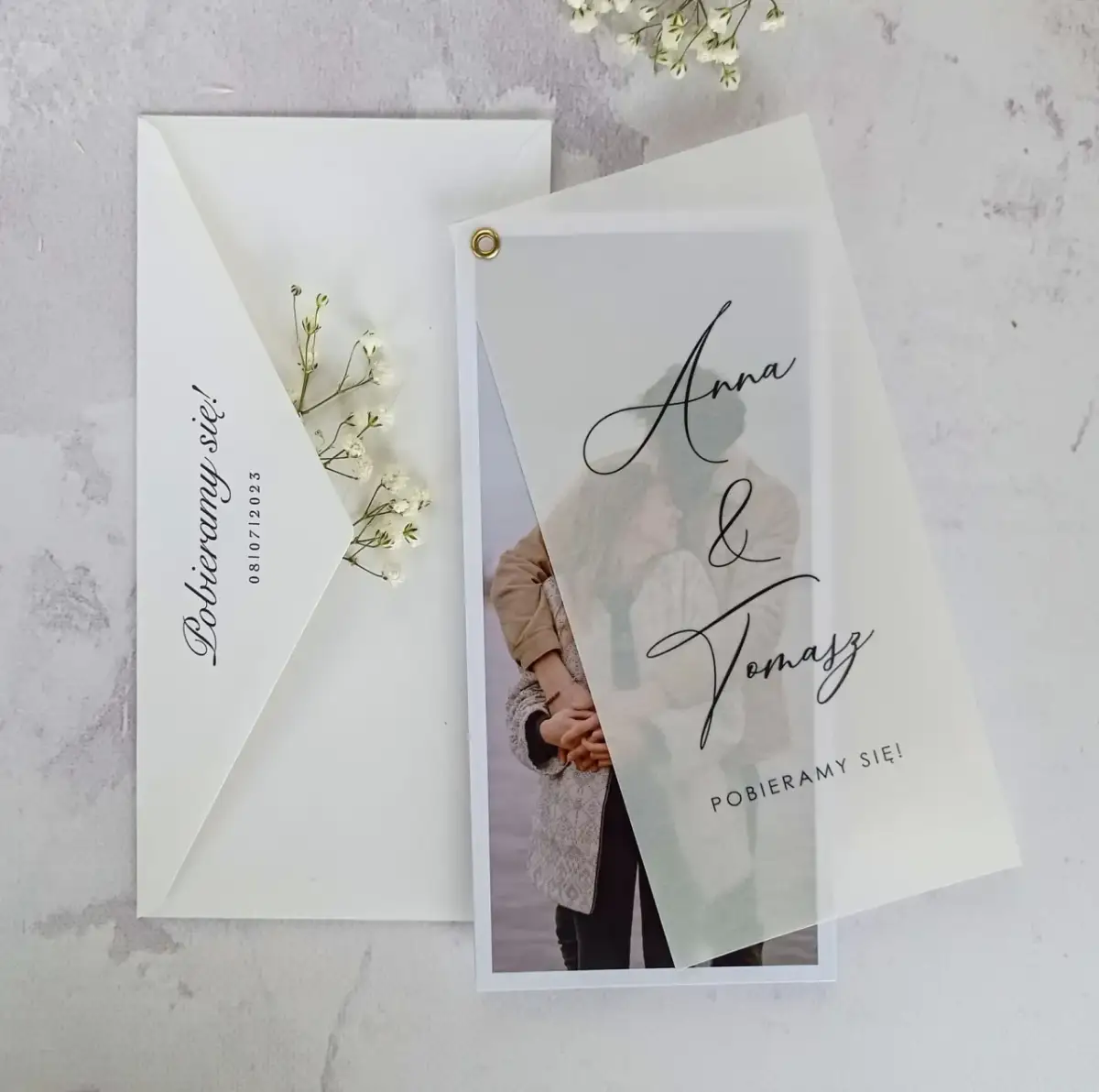 Na jakim papierze drukować zaproszenia, aby zachwycić gości?