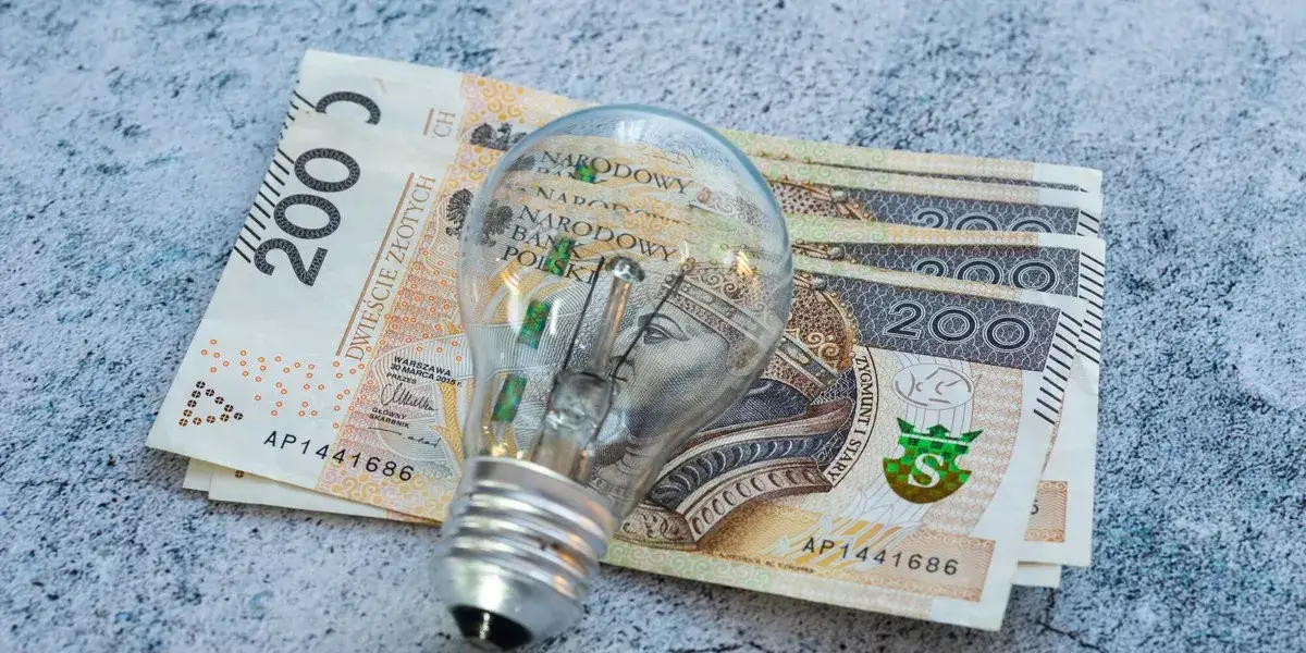 Ile płaci się za prąd w bloku? Sprawdź, jak obniżyć rachunki