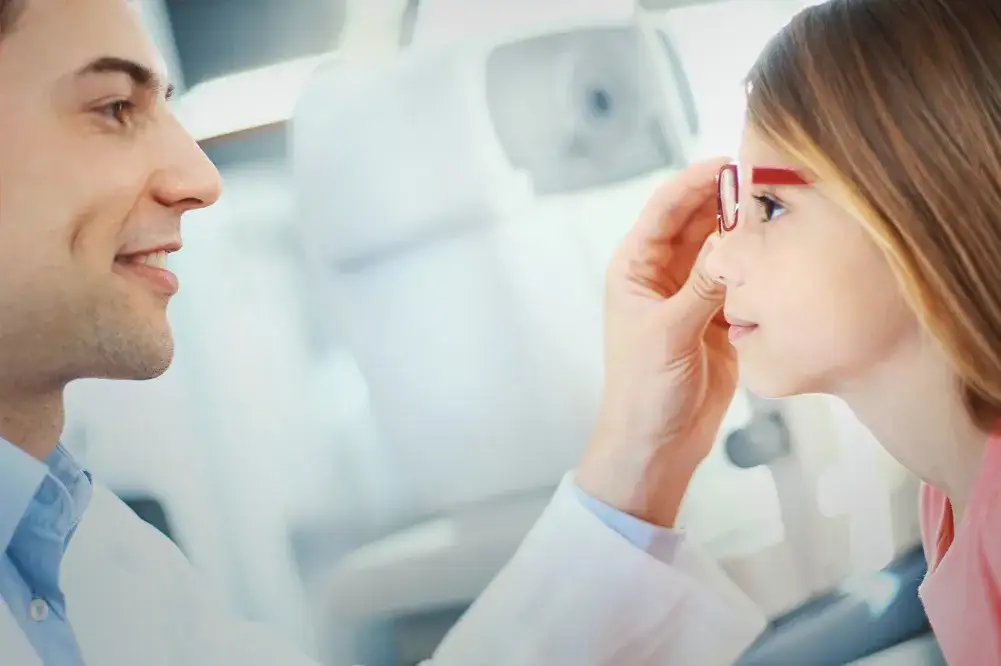 Kiedy pierwsza wizyta u okulisty? Kluczowe informacje dla rodziców