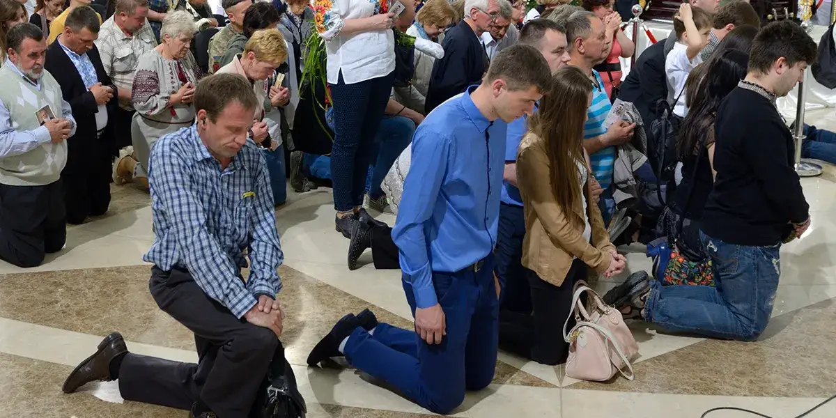 Czy żołnierz klęka w kościele? Zasady i tradycje, które zaskakują