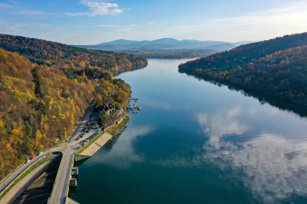 Jezioro Żywieckie: Odkryj sekrety aktywnego wypoczynku i relaksu