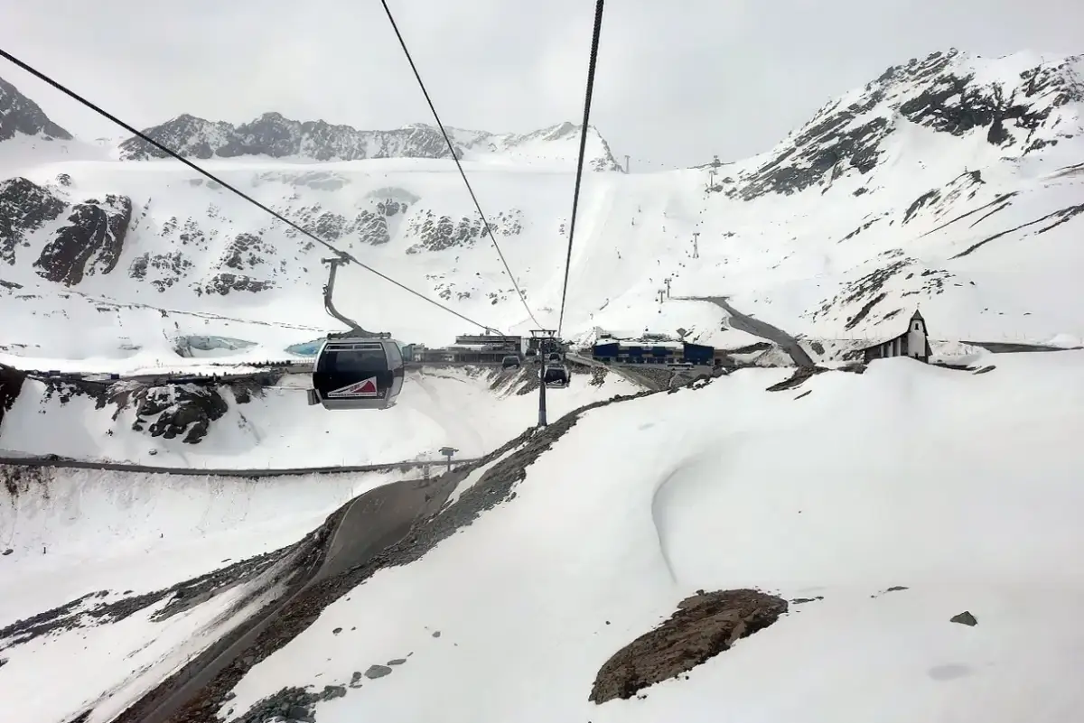 Narty w maju: Gdzie pojeździć? Sprawdzone lodowce i porady