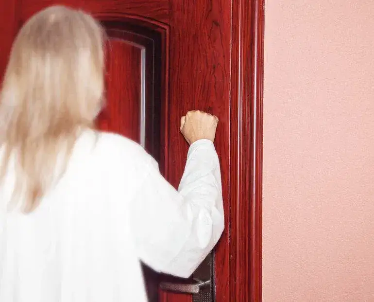 Czy właściciel mieszkania może zakazać przyjmowania gości? Sprawdź prawa najemcy