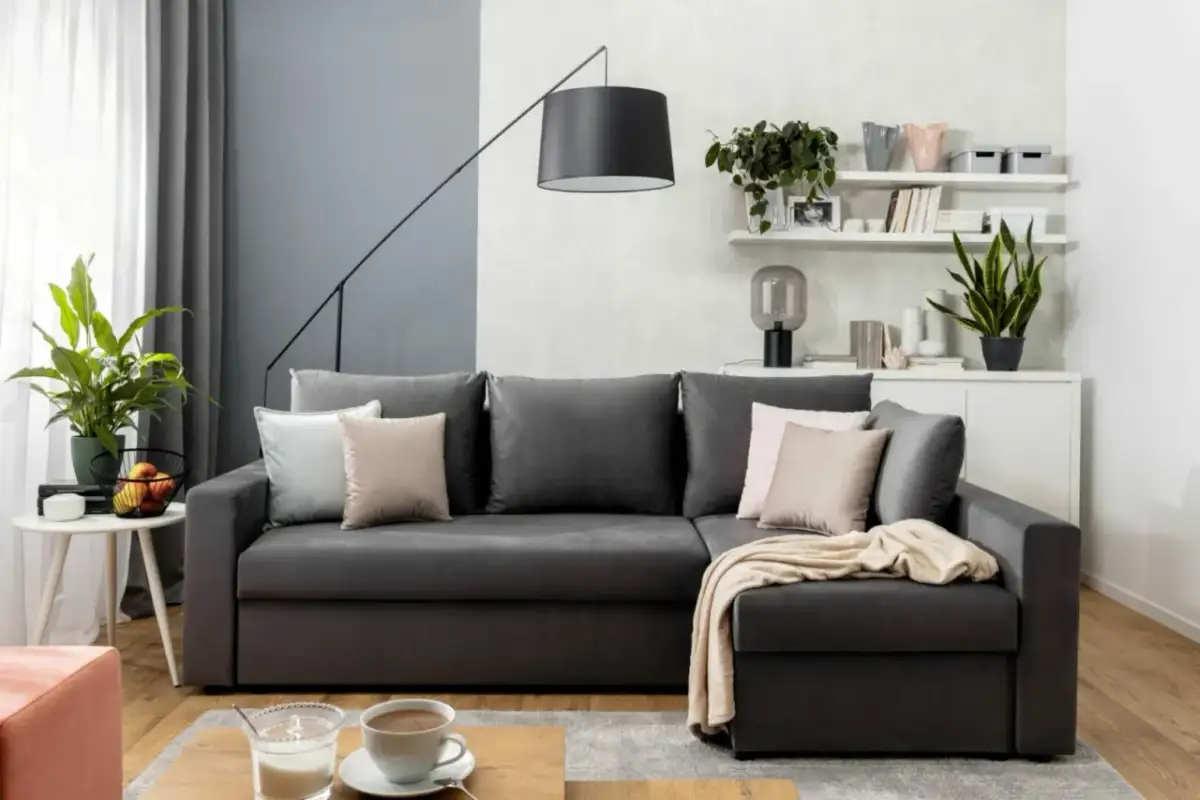 Jaka kanapa do małego salonu, by zaoszczędzić przestrzeń i styl?