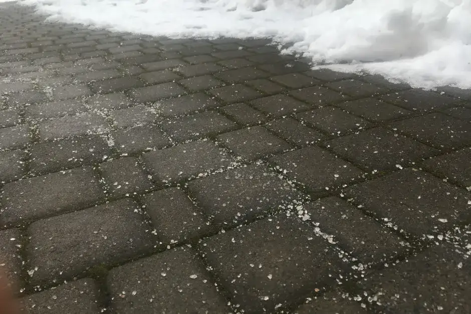 Skuteczne zamienniki soli na chodnik, które nie szkodzą środowisku