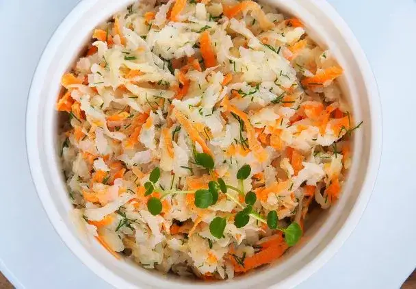 Jak zrobić surówkę z białej rzodkwi, by zaskoczyć gości smakiem