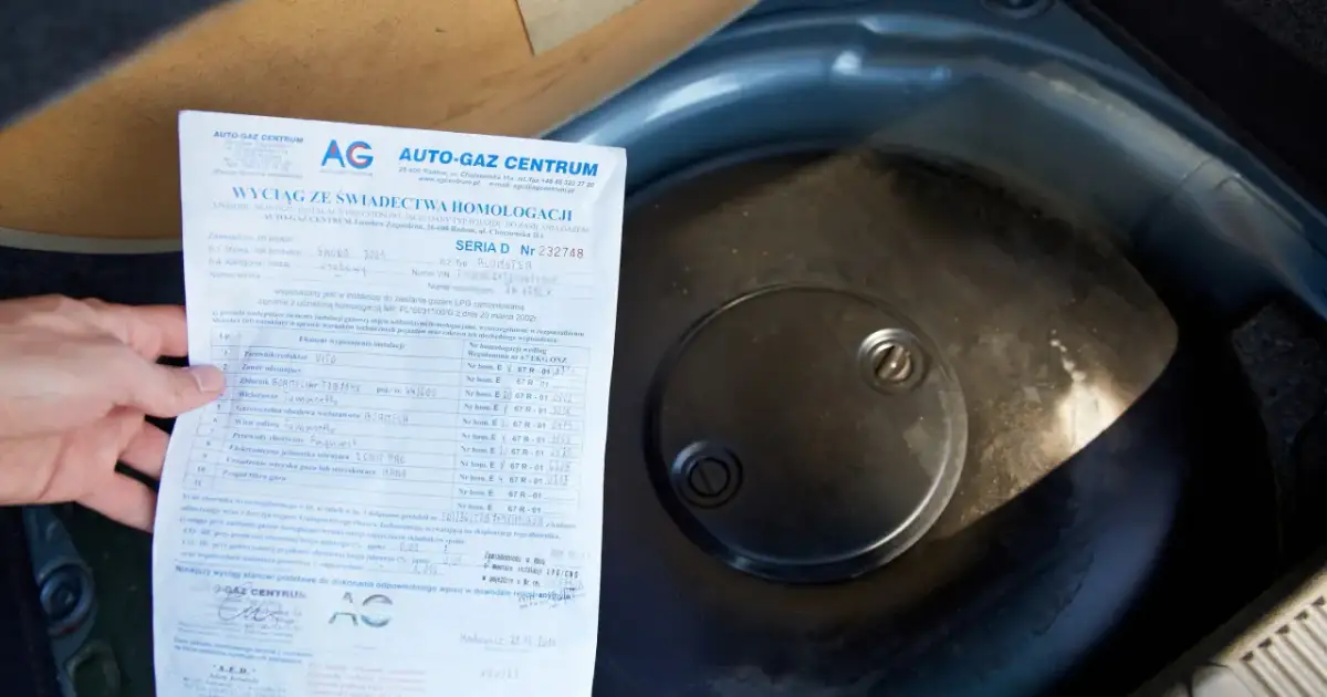 Dokument homologacji instalacji LPG w samochodzie, widoczna butla gazowa.