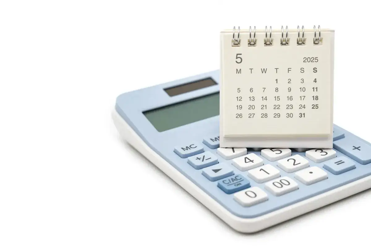 Kalkulator z kalendarzem na maj 2025.