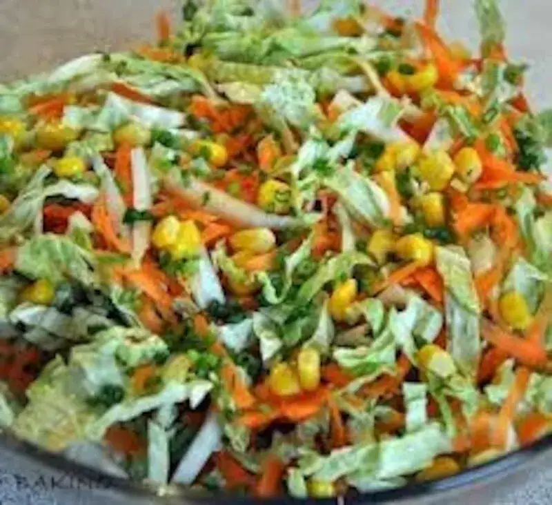 Jaką sałatkę zrobić z kapusty pekińskiej, by zachwycić gości?