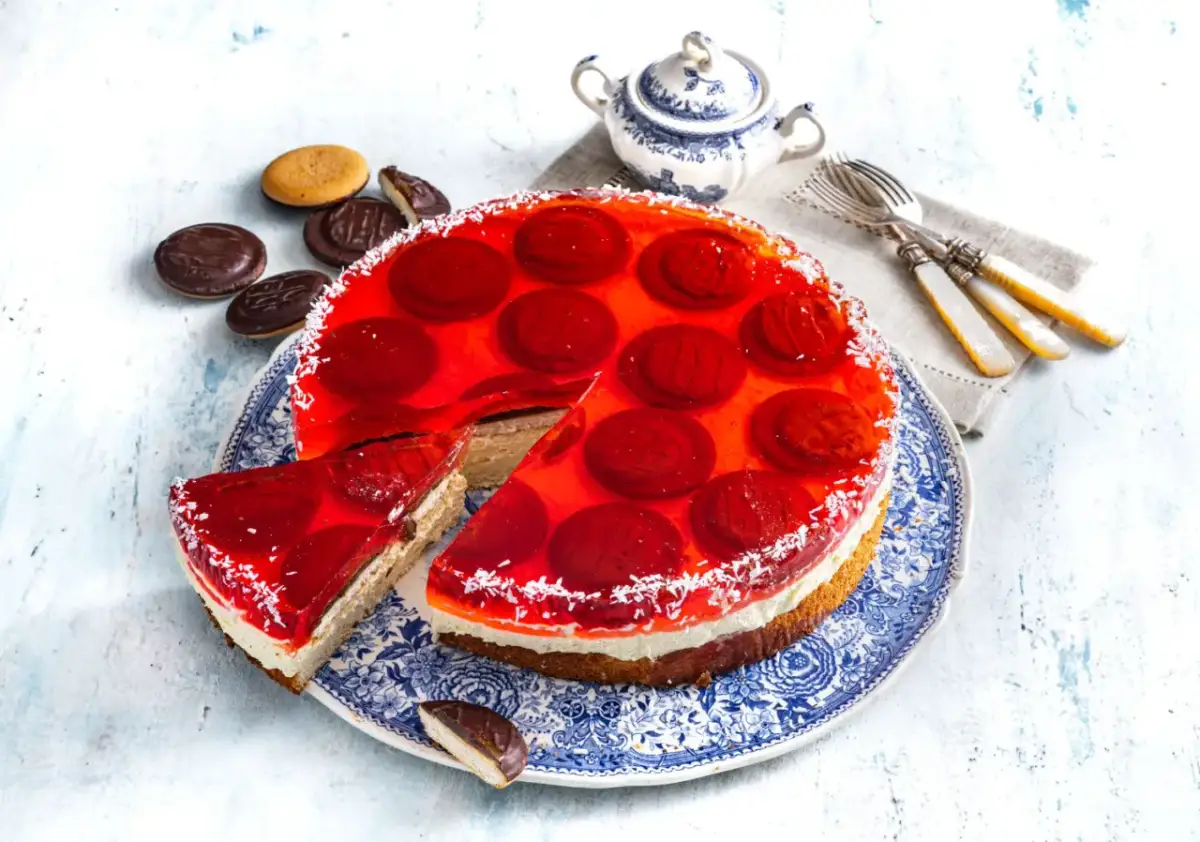 Pyszne ciasto z delicjami i bitą śmietaną – proste przepisy na deser