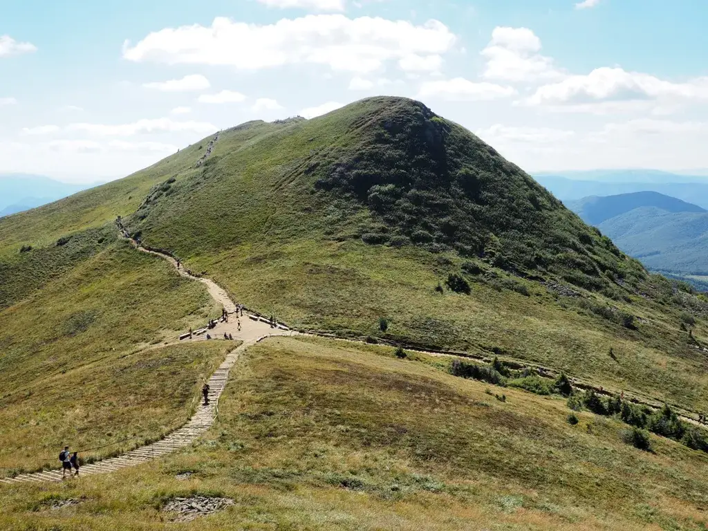 Nocleg pod Tarnicą: Wołosate czy Ustrzyki Górne? Wybierz mądrze!