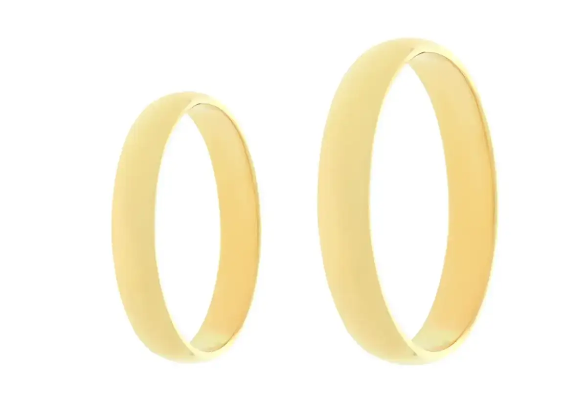 Dwa złote pierścionki o różnej grubości na białym tle.