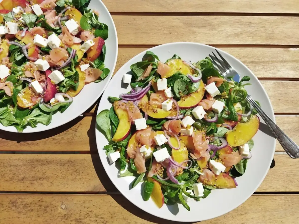 Najlepsze sałatki do łososia, które zachwycą Twoje podniebienie