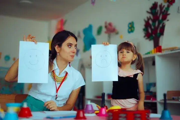 Psycholog w przedszkolu: jak wspiera rozwój i rozwiewa obawy rodziców?