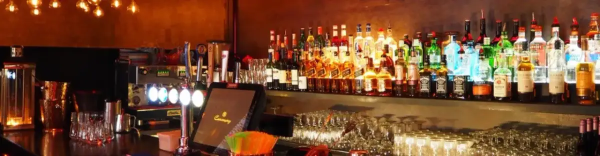 Ile zarabia barman w Warszawie? Zaskakujące fakty o wynagrodzeniach