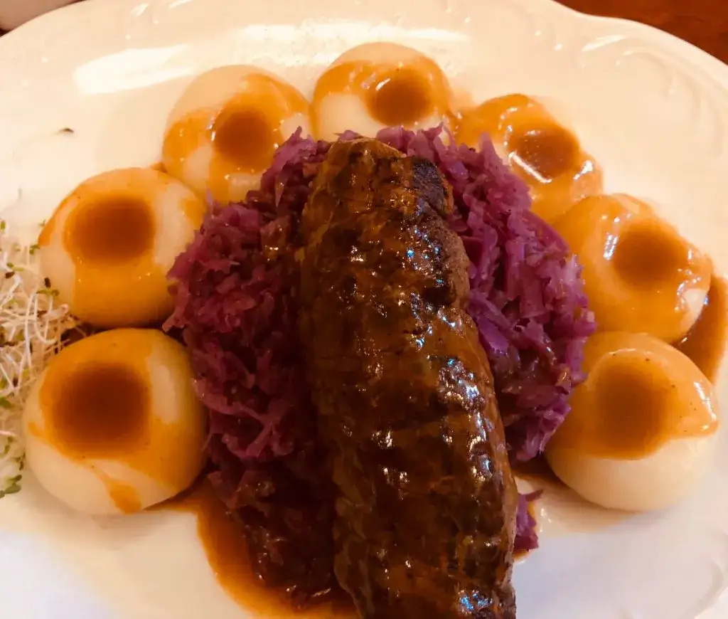 Gdzie zjeść rolada śląska w Katowicach? Odkryj najlepsze miejsca