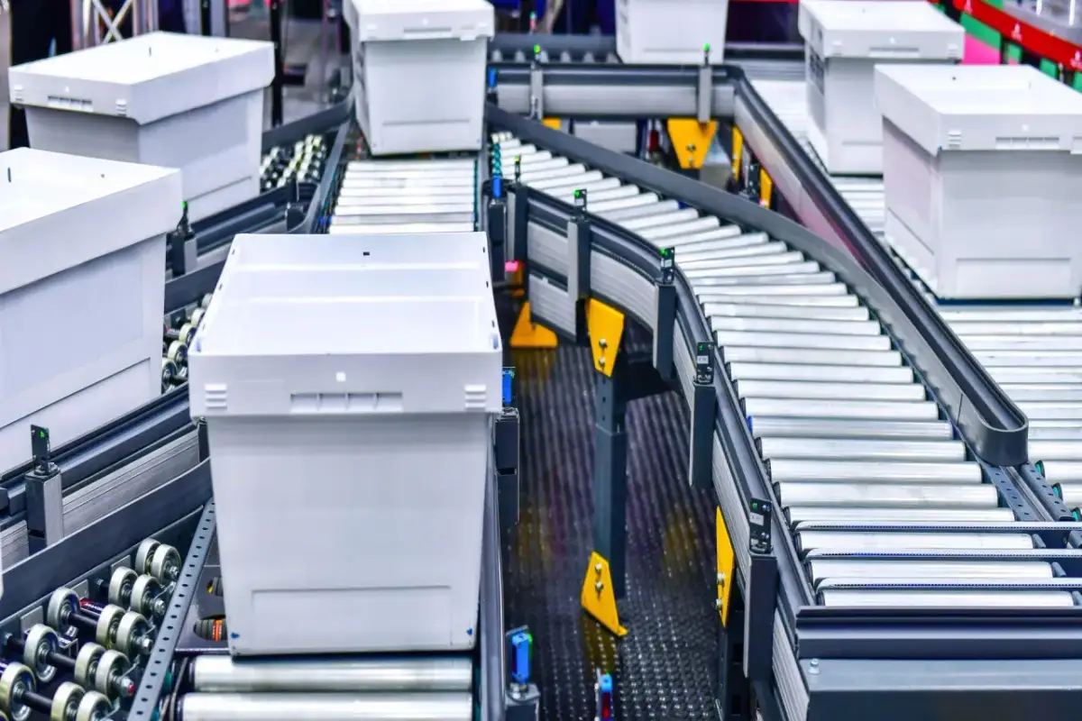 Automatyczne linie transportowe z białymi pojemnikami to przykłady innowacji w logistyce, usprawniające przepływ towarów.