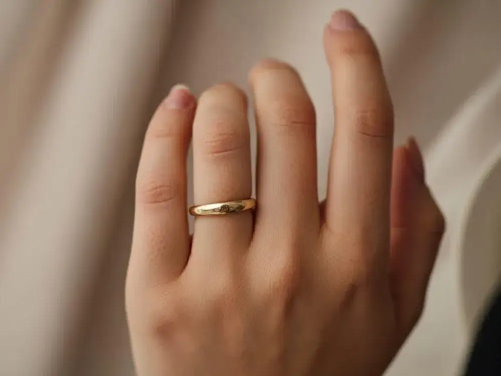 Obrączka na lewej ręce: Kto ją nosi? Polska tradycja vs. świat