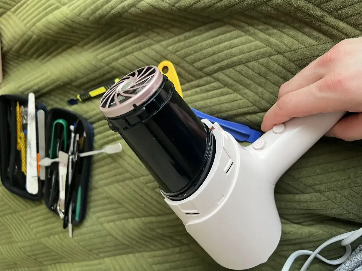 Jak rozebrać suszarkę do włosów? Czyszczenie i proste naprawy