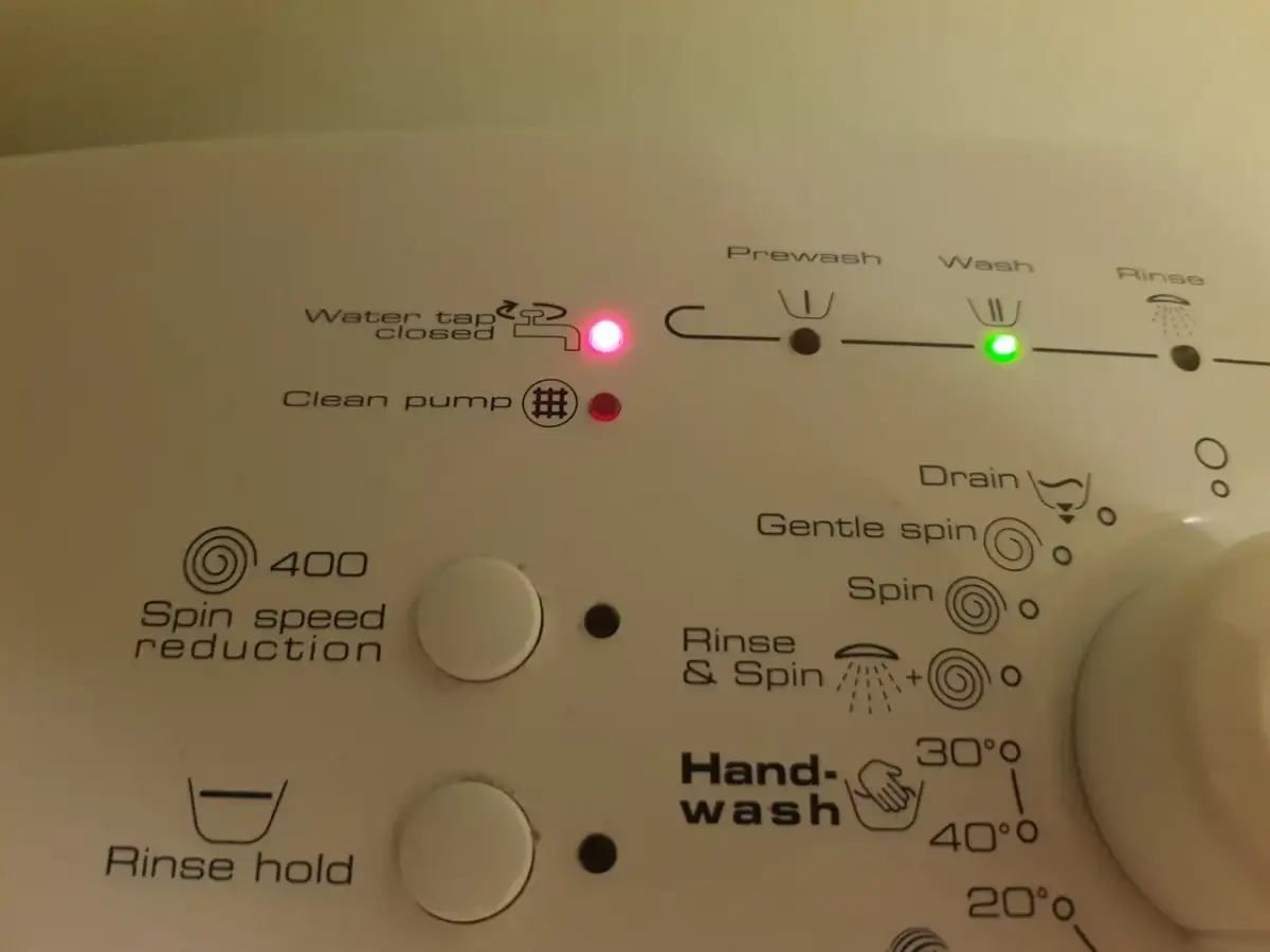 Kontrolki w zamrażarce Whirlpool: rozszyfruj sygnały i uniknij awarii