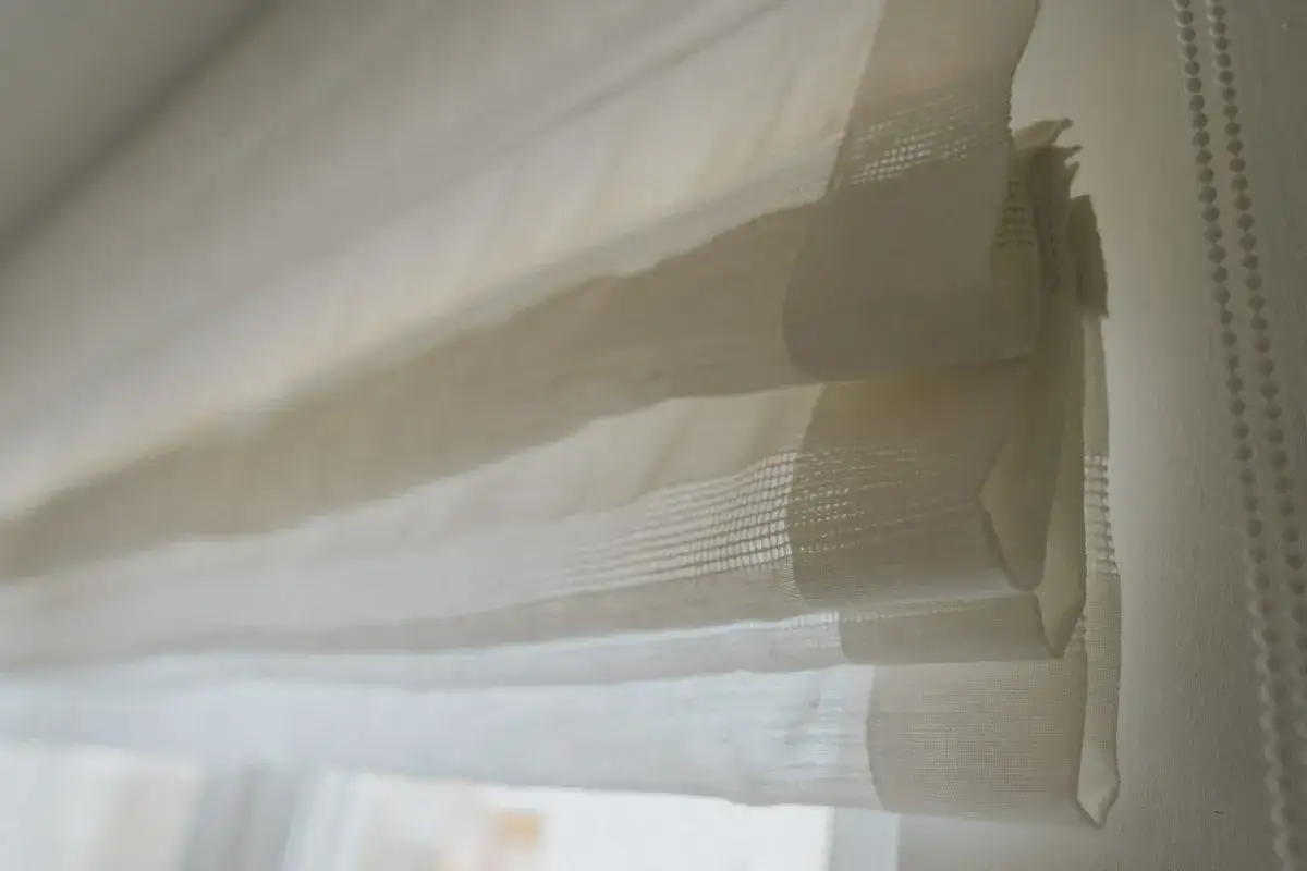 Roleta rzymska z firanki DIY: uszyj ją krok po kroku!