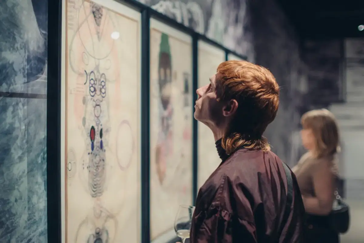 Odwiedzający podziwia abstrakcyjne dzieła w muzeum sztuki nowoczesnej w Budapeszcie.