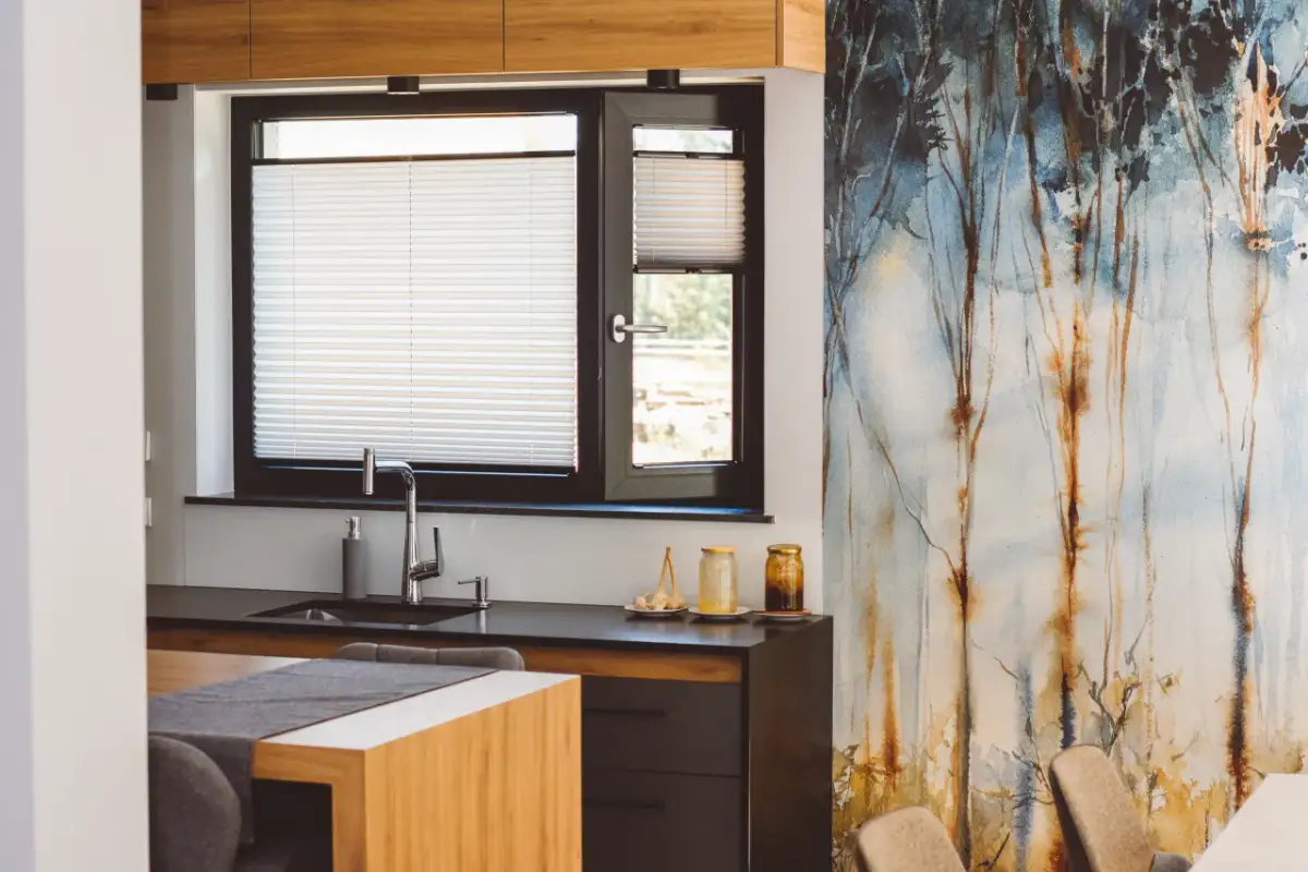 Okno w kuchni: firanka czy roleta - co wybrać, aby nie żałować?