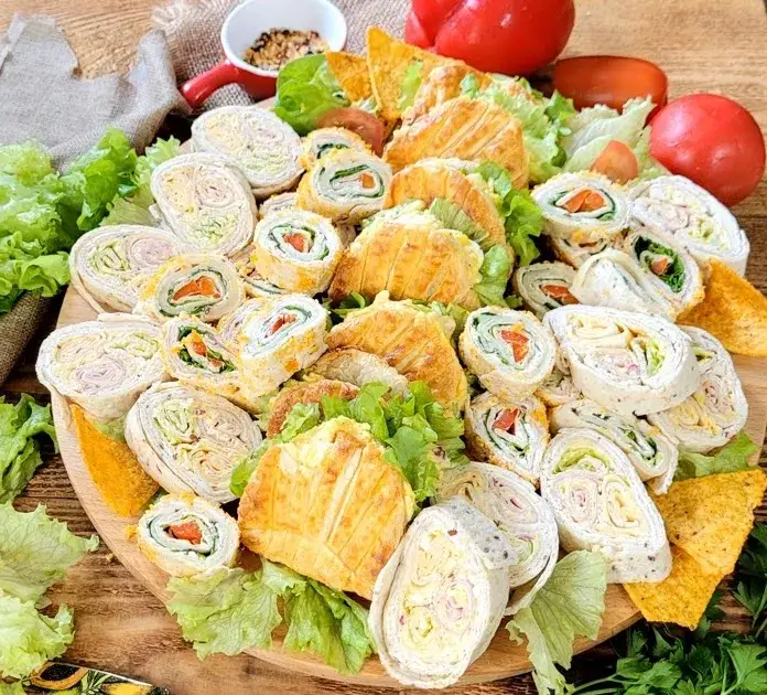 Proste przepisy na zimne przekąski z tortilli, które zaskoczą gości