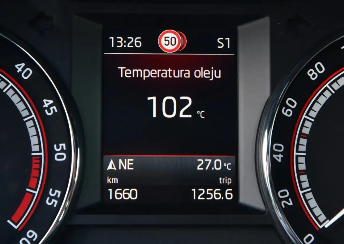 Na desce rozdzielczej widnieje informacja: Temperatura oleju 102°C. Idealna temperatura oleju w silniku powinna być w tym zakresie.