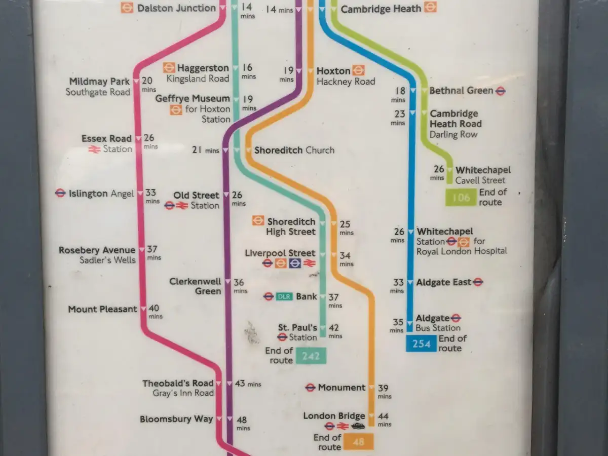 Mapa pokazuje strefy w Londynie z zaznaczonymi stacjami i czasami podróży.