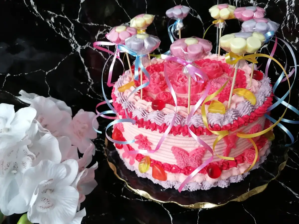 Jak zrobić ozdoby na tort? Proste triki Emilii Adamskiej!