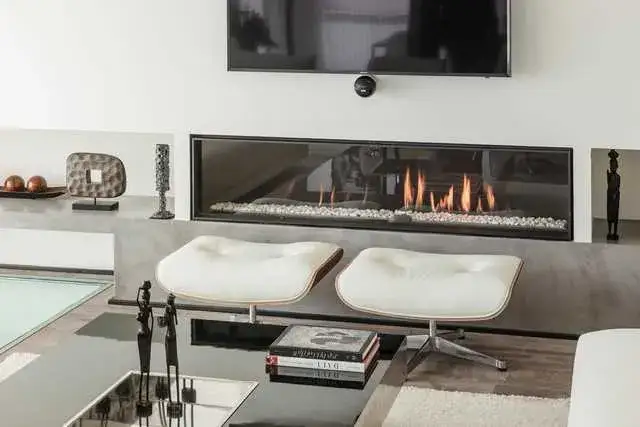 Chimenea y TV en salones pequeños: ¿cómo integrarlos con estilo?