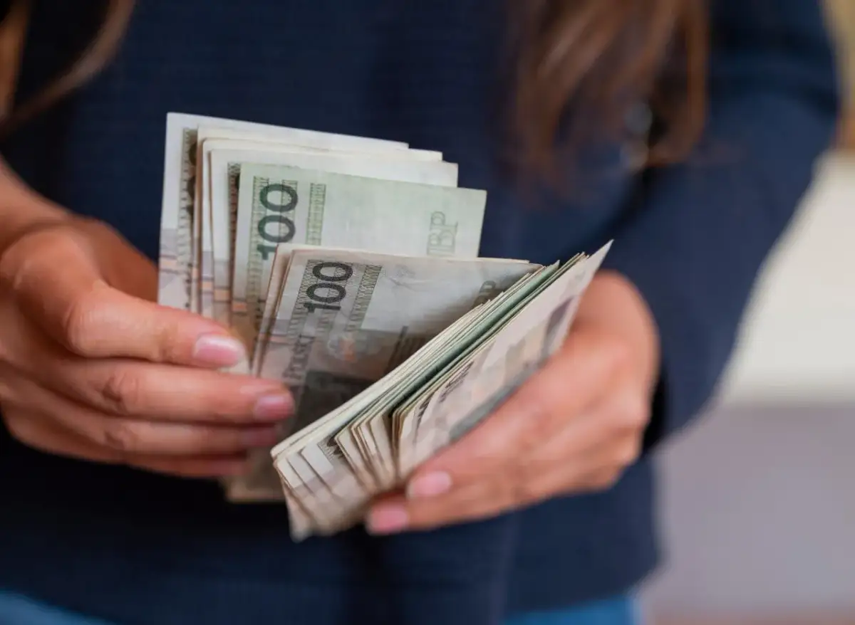 Dłonie liczą banknoty 100 zł. Czy to tyle, ile zarabia aktor w Ukrytej Prawdzie?