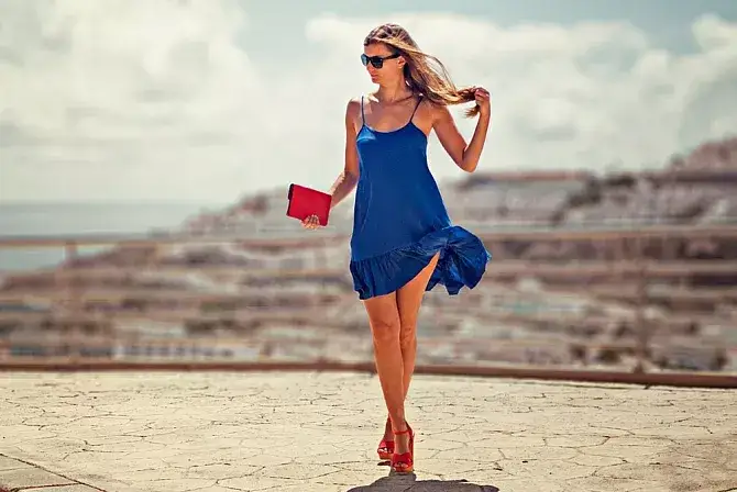 Jakie buty do granatowej sukni, aby wyglądać olśniewająco?