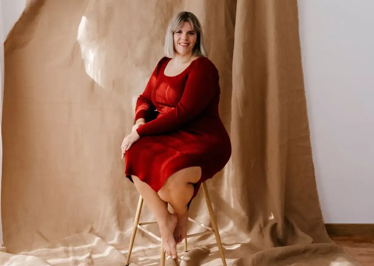 Idealna sukienka plus size z dużym biustem: Podkreśl atuty!