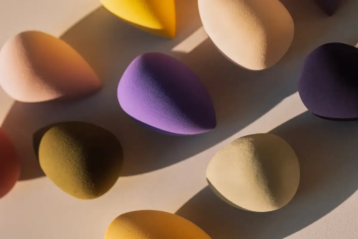 Gąbka do makijażu: jak ją czyścić, by służyła długo i higienicznie?