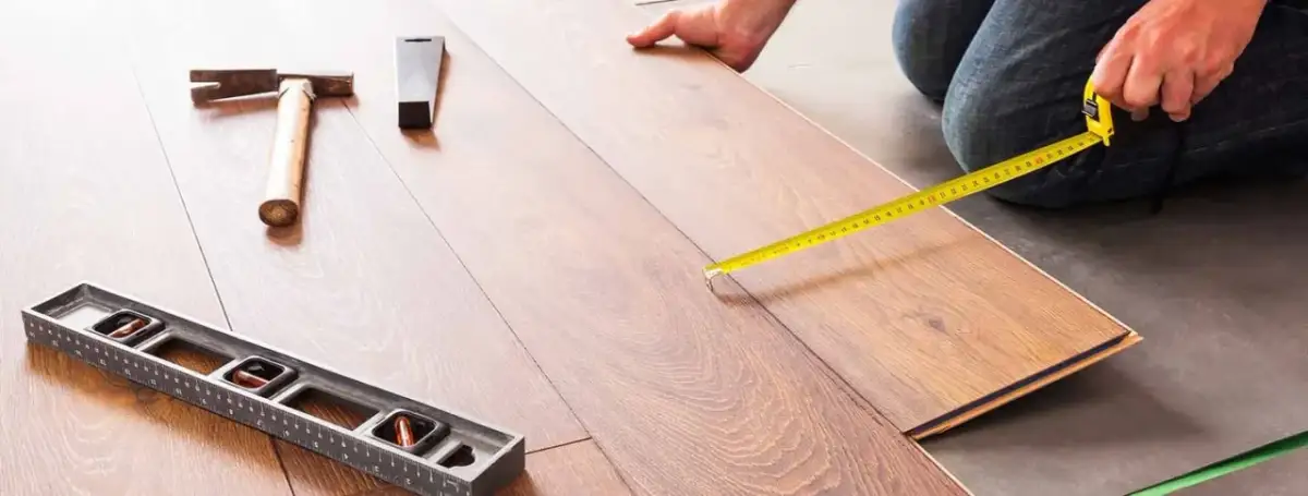 Nierówna podłoga pod panele? Podkład czy wylewka? Uniknij błędów!