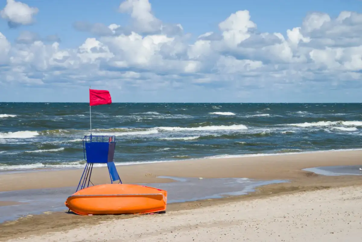 Gdzie zakaz kąpieli nad Bałtykiem? Sprawdź niebezpieczne plaże